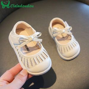 First Walkers Fashion Baby Girls Summer Buty solidne miękkie małe maluch dziewczyna puste skórzane buty oddechowe z motylem 230227