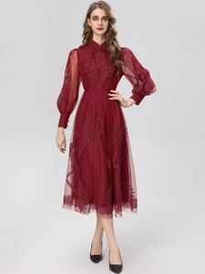 Lässige Kleider Moaayina Mode Runway Kleid Frühling Frauen Mesh Laternenhülle Stickerei hohe Taille Vintage Red Party