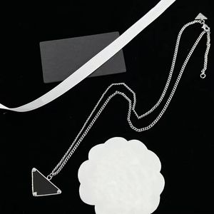 Modesmyckesdesigner halsband silver kedja unisex lyxig gåva svart vit p triangel initial pendelles designparty hip hop punk män halsband trendig tiktok