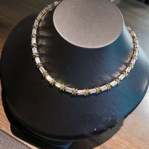 Klassisk Spakling Lyx Jewelrt Set 10KT guldfyllning 925 Silver Cross Nyckelbenhalsband 5A Cubic Zircon CZ Diaond Clip Örhänge Kvinnor Bröllop Armband Ring Present
