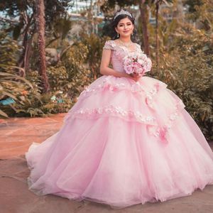 Underbar rosa quinceanera klänningskulklänningar pärlor applikationer tiered spetsar upp födelsedagsfest prom klänning vestidos de 15 anos