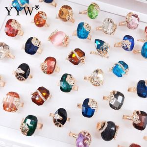 Bandringar grossist 50st Box Mixed Natural Stone Finger Ring For Woman Man Fashion Zinc Eloy Crystal Body Jewelry Selling 230225