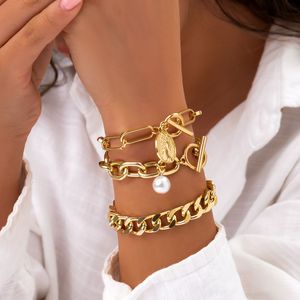 Handarmbandskedjor armband för kvinnor Guldpläterad Bangle Personlig flerskiktsimitation Pearl Joker Twist Armband Link Chain Love Designer Women 02