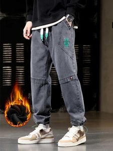 Herr jeans plus size vinter män jeans fleece fodrade tjocka varma svarta joggar mode streetwear bomull casual termisk harem jean byxor 8xl z0225
