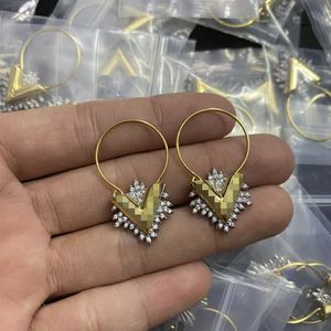 Lady Fashion Earring chandelier Designer Heart Shape Hoop and V Letter Sign Luxury Earrings High End Jewelry for Woman Top Quality Multiple Optional E-091