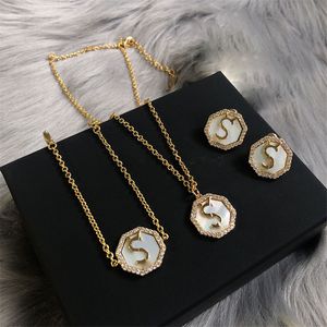 Hexagon Women Charm Lady White Bakgrund Guld Brevarmband Delikat Luxury Diamond Border Pendant Halsband med låda