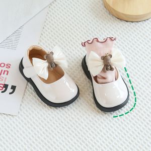 Första vandrare Spring Autumn Baby Girls Leather Shoes Solid Color Princess Shoes Children's Single Flats Shoes Toddler First Walkers 230227