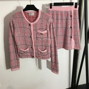 23SS FW Women Tweed Designer مجموعات فستان من قطعتين مع أزرار كريستال الفتيات Milan Runway متماسكة من قميص Cardigan Sweater Tops Tops Tops Tops and Midi Traints