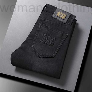 Erkekler Kot Tasarımcı Avrupa kot pantolon erkek sonbahar ve kış yeni ince küçük düz streç kabartmalı siyah pantolon ve4t