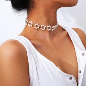 Choker Retro Inlaid Imitation Pearl Necklace Hollow Flower Ladies Fashion Simple Bracelet Wedding Party Props