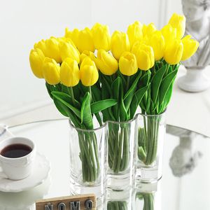 Ghirlande di fiori decorativi 10pcs Tulipano artificiale Bianco Giallo Real Touch Bouquet di tulipani per la decorazione del giardino di casa Matrimonio Festa di compleanno Fiore finto 230227