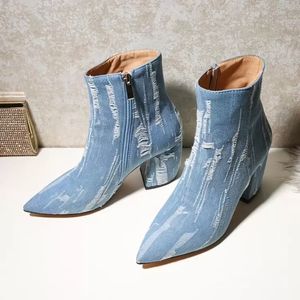 Damen-Jeans-Stiefeletten mit spitzer Zehenpartie, seitlicher Reißverschluss, klobiger Blockabsatz, zerrissene Schuhe in Übergröße
