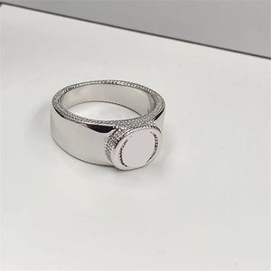 Spiegelglatte Damenringe, komfortable Linien, Touch-Clusterringe, klassischer, würdevoller Geschenkschmuck für Damen