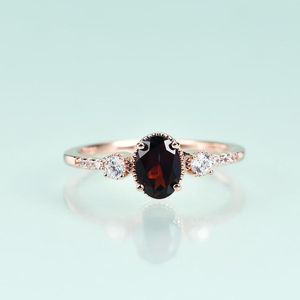 Küme Yüzük Gem'in Güzelliği 14K Sarı Altın Kadınlar İçin Doldurulmuş Güzel Takı 925 STERLING Gümüş Lüks Oval Kesim Garnet Solitaire