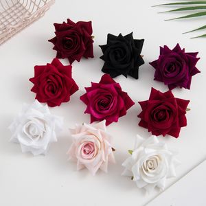 装飾的な花の花輪100pcsシルクレッドバラヘッド偽のスクラップブックブライダルコルセージアクセサリークリアランスウェディングホームデコレーションDIYギフト人工230227