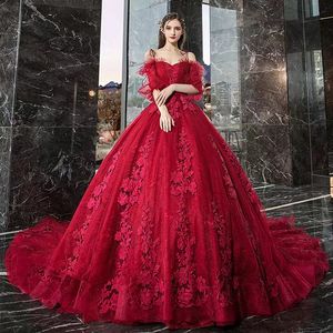 2023 Arabiska vintage En linje Bröllopsklänningar Kristaller Sen långärmad spetspärlad bollklänning Röd brudklänning Luxury Vestido de Novia