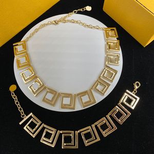 Verbundgrafik-Geometrie-Design-Halsketten, goldene hohle Damen-Anhänger-Halsketten, Hochzeitstag-Geschenk-Armband
