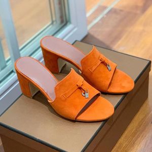 the Latest Women's Leather Classics Thick Heel Buckle Decoration 8cm Vintage Comfortable Open-toe Med Flat Sandals Designer Casual Slippers shoes luxury designer