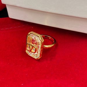 2023 Designer Crystal V Ring Letter Couple Rings Fashion crystal Gold Plated Jewelry Lovers Ring