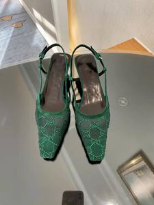 2023 sandali slingback femminili La pompa delle scarpe a slingback aria è presentata in maglia nera con cristalli scintillanti motivi posteriore di chiusura della fibbia 35-40