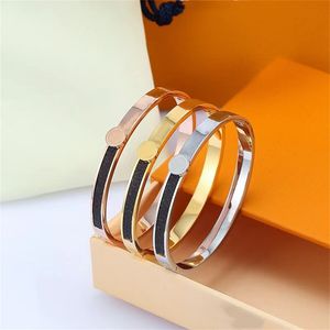 Braçadeira de aço de titânio pulseira fashion pulseiras de ouro real gravadas pulseras clássico fashion charm braçadeira pulseiras iniciais pulseiras de designer de joias de luxo presente