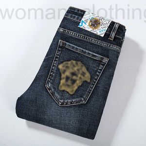 Herr jeans designer 2022 sommar nya jeans mäns personlighet modemärke ljus lyx elastisk smal fit europeisk stil byxor iukx