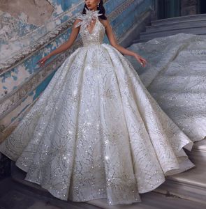 Abiti da sposa scintillanti Abiti da sposa Scollo a V Haler Senza maniche Paillettes Applicazioni di pizzo 3D Lunghezza del pavimento Increspature di perline Perle Abiti da cerimonia Abiti Abiti da sposa Taglie forti