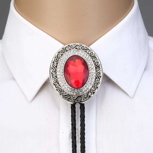 Naszyka Red Rhinestone okrągły krawat bolo dla mężczyzny Indian Cowboy Western Cowgirl skórzana linowa linowa linowa cynk krawat J230227