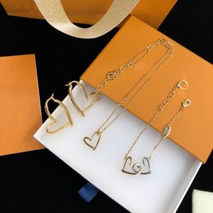 Luxurys Designers Pendant Necklace Fashion Women 18K Gold Plated Necklaces Heart Letter Carving Couple Jewelry Set