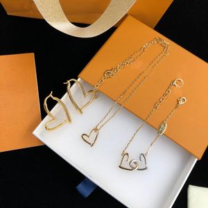 Luxurys Designer-Anhänger-Halskette, modisch, für Damen, 18 Karat vergoldet, Halsketten, Herz-Buchstaben-Schnitzerei, Paar-Schmuck-Set