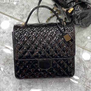 Zaino di marca CC stile 22K Zaino in pelle verniciata lucida Targhetta in metallo Nero Classico trapuntato Hardware Catena College Borsa a tracolla Designer Borsa a mano di grande capacità