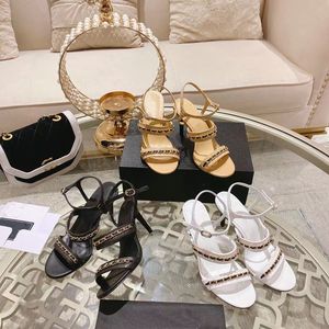 2023 Tasarımcı Lüks Yuvarlak Toe Sandals Kadınlar% 100 Deri Mizaç Beyaz Siyah Kayıtlı Bir Kelime Toka Ayakkabı Ladys Seksi Moda Zinciri Stiletto Yüksek Topuklu Sandal