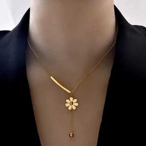 Chinese style titanium steel new curved chrysanthemum necklace women's simple fashion daisy tassel collar chain jewelry