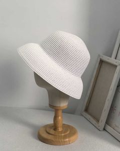 Szerokie brzegowe czapki designerskie ręcznie robione kobiety Summer Sun Hat Beach japońskie hepburn w stylu wielbłąda wielbłąd rybakowy temperament płaski słomka składana G230227