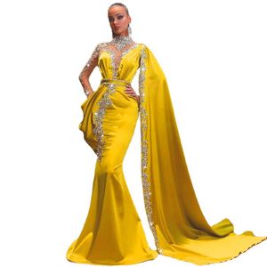 2023 lässige Kleider Gold Party hoher Hals Perlen -Strass Mermaid Prom Kleid Cape Long Sleeves Satin Arabisch Dubai Damenkleidung Kleidung