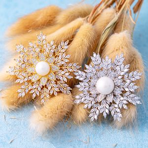 Stift broscher lyxiga snöflinga brosch guld blomma zirkoniumsmycken pärla för kvinnor vinter tema tillbehör bröllop kappa halsduk gåvor 230228