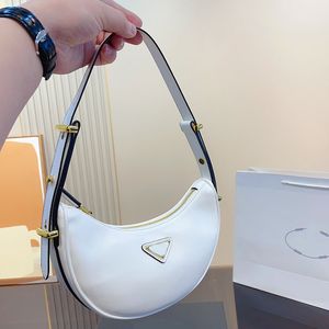 Axillary Umhängetasche Unterarm Clutch Bags Hobos Handtaschen Frauen Geldbeutel einfach halb Mond Beutel Brieftasche Telefon Tasche Modebretter Dreieck Hardware einstellbarer Riemen