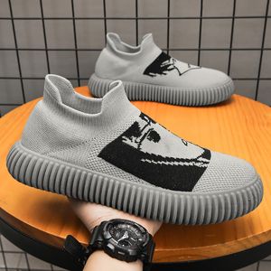 2023 Mężczyzn Buty do biegania Czarne szaro Khaki Białe trenerzy męskie Treakery na zewnątrz Rozmiar 39-44 Color32