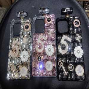 iPhoneの3Dダイヤモンド香水ボトル電話ケース14 13 12 11 Pro Maxury Blingクリスタルラインストーンデザインクロスボディストラップデザイナープロテクターファッションカバー1PC