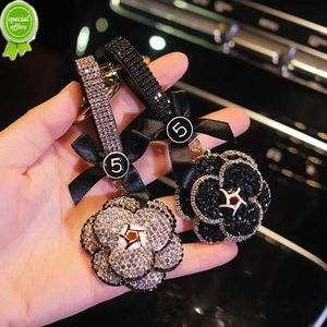Designer New Fashion Crystal Diamond Camellia Flower Chain Key Ring Rhinestone Bow Cartoon Metal Keyring Car Accessories Decoration