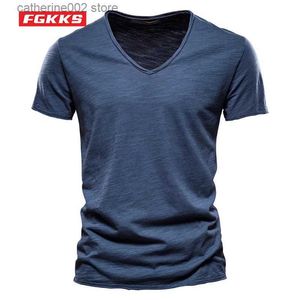 Męskie koszulki FGKKS Fashion T-shirt Men Bawełny stały kolor V-deceks Sexy Design TEFE TEE KOLOROWE KRÓTKO MARKA MARZE