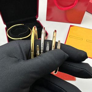 Aşk Tasarımcısı Bileklik Lüks Bilezikler 18K Rose Gold Gümüş Kaplama Paslanmaz Çelik Elmas Zanaat Renkleri Erkek Kadın tasarımcı Takı Klasik Manşet Parti Hediyeleri için
