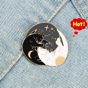 Kramar tre katter Brosch Witch Star Moon Sun Kitten Custom Emalj Badge Cartoon Lovely Bag Shirts Lapel Pin For Friends Jewelry