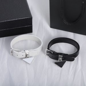 Braccialetti neri di design di lusso Bracciale in pelle con ciondoli per donna Fornitura di bracciali a catena placcati uomo bianco
