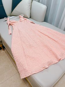 2023 verão rosa cor sólida vestido jacquard com miçangas e alça fina decote coração fita midi vestidos casuais Y3M256489