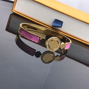 Pulseira de designer de couro rosa com pingente de luxo com pulseiras de diamantes femininas, antigas, com letras de flores, joias banhadas a ouro, aço inoxidável, pulseira, punho, festa