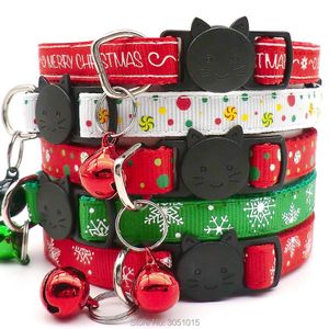 襟100pcs猫フェイスクリスマスドッグペット猫襟スノーフレークプリントレッドグリーンフェスティバル飾りクリスマスパーティーギフト子犬の朝