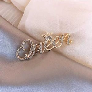 Pins Brooches Luxury Queen Fashion Clothing Jewelry Name Letter Water Diamond Brooch Women's Wholesale G230529