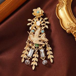 Pins Acquire Gold Color llow Brooches for Women Light Luxury Pendant Tassel trend brooch ethnic style unisex fashion jewelry G230529