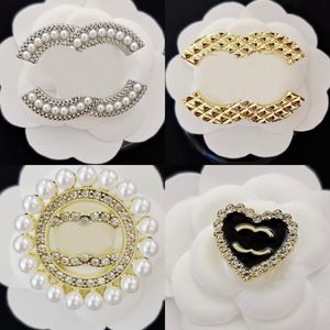 Famous Design Gold Luxurys Desinger Brooch Women Rhinestone Pearl Letter Brooches Suit Pin Fashion Jewelry Clothing Decoration High Quality Accessories
